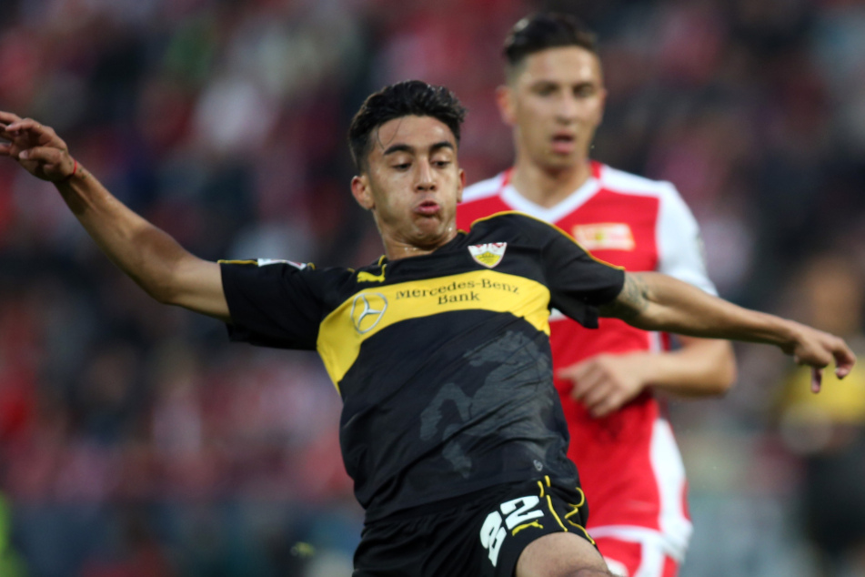 Stürmer Nicolas Gonzalez vom VfB Stuttgart spielt den Ball.