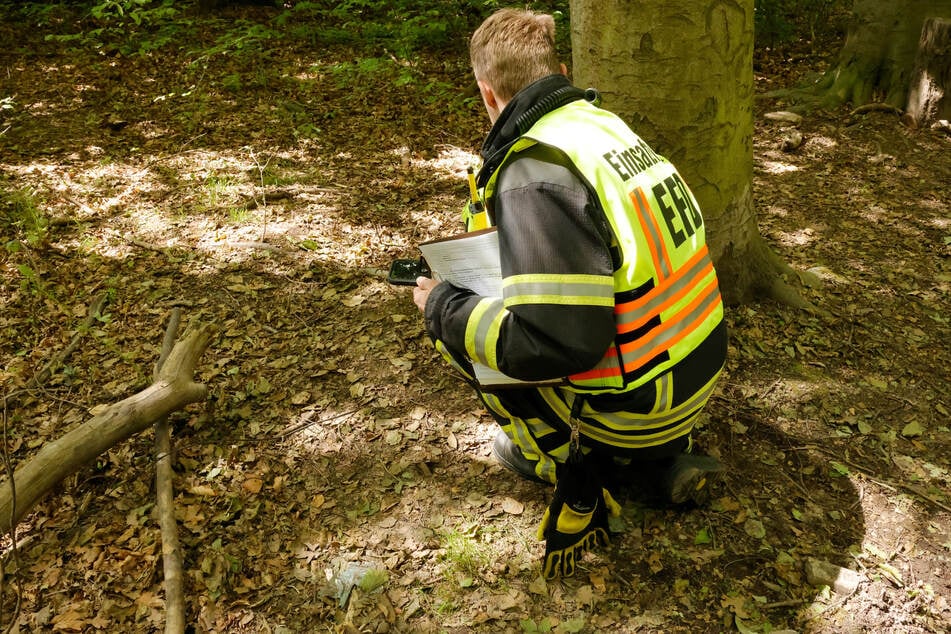 Einsatzkräfte der Polizei und Feuerwehr begutachteten die Ampullen.