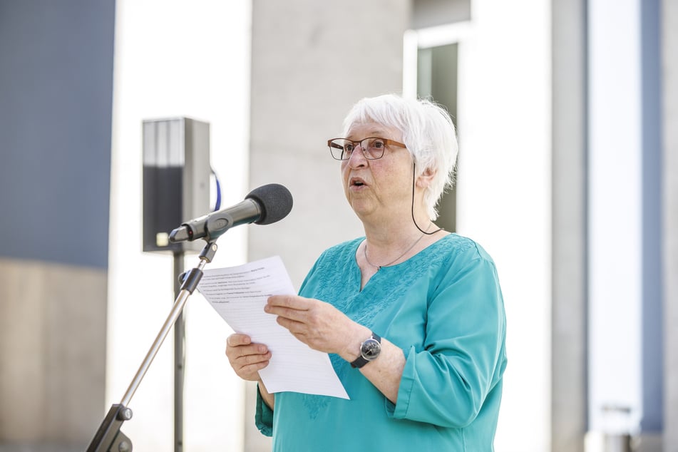 Vereins-Chefin Brigitte Lange (73) verteidigt die Idee der Stolpersteine.