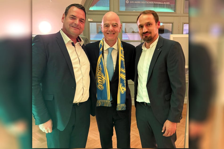 Outet sich der FIFA-Boss als heimlicher Lok-Fan? Gianni Infantino (m.) erfuhr von Vizepräsident Frank Viereckl (l.) und Toni Wachsmuth Interessantes aus der Historie des Regionalliga-Spitzenreiters.