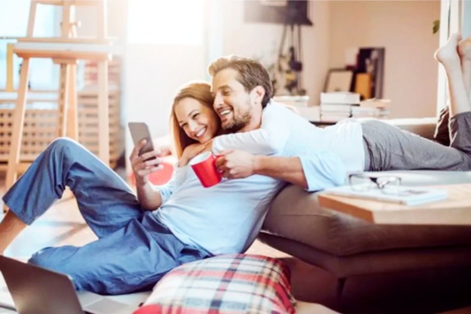 Die eins@home Glasfaser-Tarife lassen sich bequem um Router und Fernsehen erweitern.