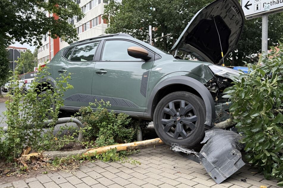 Audi-Fahrer übersieht Dacia: 23-Jähriger kracht gegen Schutzrohr und einen Baum