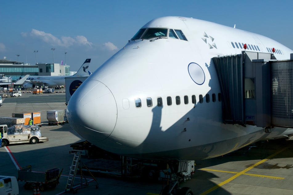 Aufgrund eines aggressiven Passagiers musste ein Flugzeug, das sich eigentlich auf dem Weg nach Delhi (Indien) befand, in Frankfurt notgedrungen einen Zwischenstopp einlegen. (Symbolfoto)