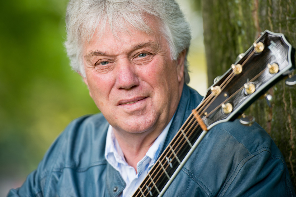 Der Musiker und Musikproduzent Rolf Zuckowski blickt in die Kamera.