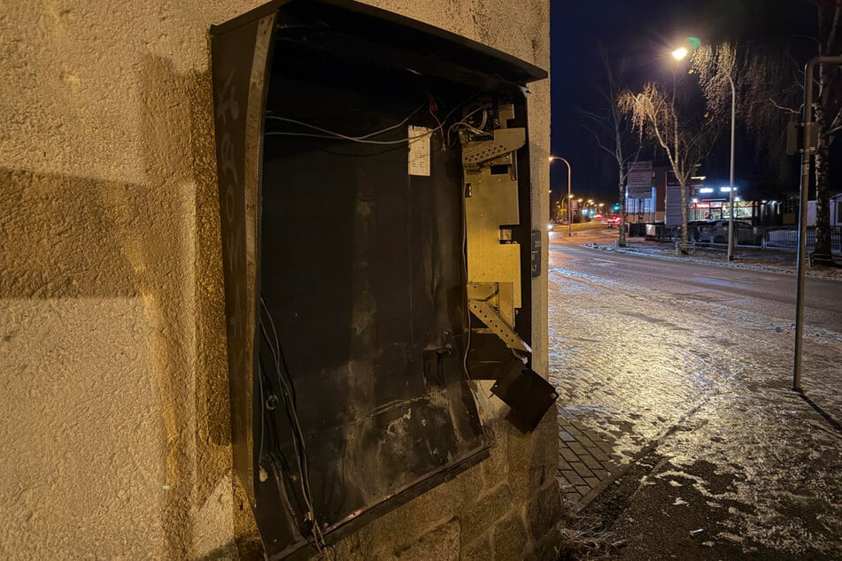 An der Schäfferstraße sprengten unbekannte Täter einen Zigarettenautomaten in die Luft. Ob es sich um dieselben Täter handelt, ist noch unklar.