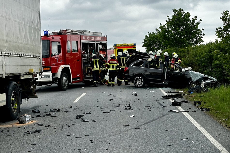 Der Škoda Superb wurde durch den Unfall stark demoliert.