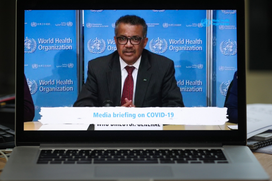 Brüssel: Tedros Adhanom Ghebreyesus, Generaldirektor der Weltgesundheitsorganisation (WHO) ist während einer virtuellen Pressekonferenz in Genf auf ein Laptop zu sehen. 