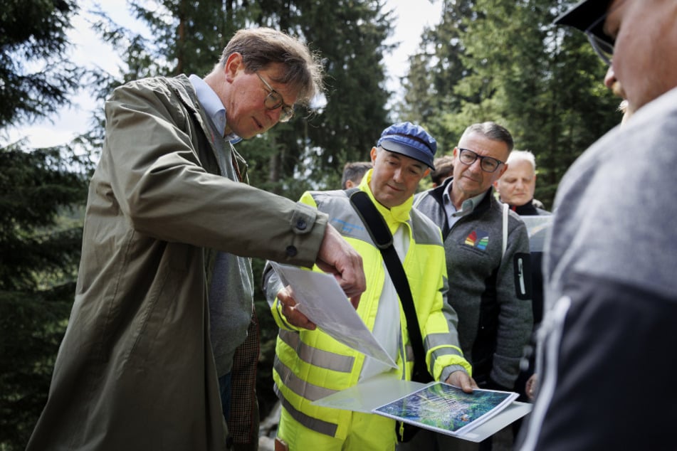 Forstminister Georg Ludwig von Breitenbuch (54, CDU) machte sich vor Ort ein Bild vom sanierten "Grünen Graben".