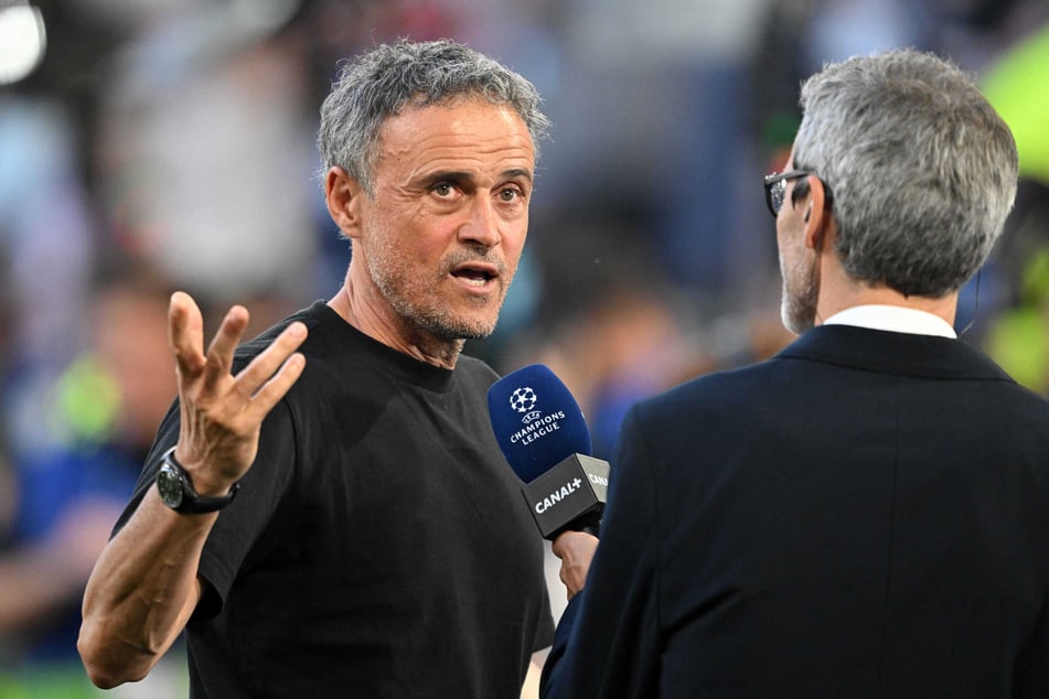 PSG-Trainer Luis Enrique vor dem CL-Finale am Mikrofon.