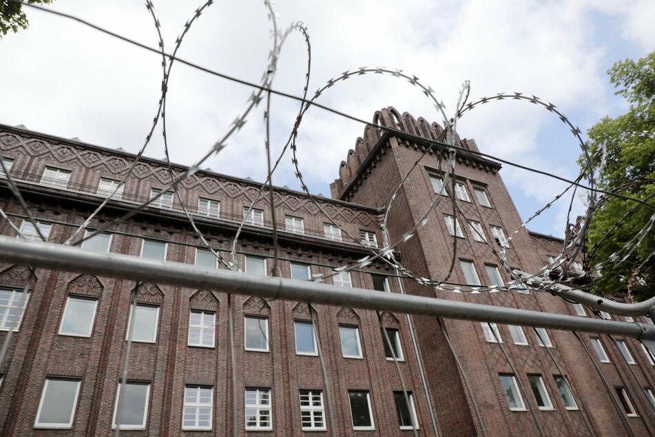 Die mit Kameras und Natodraht gesicherte Baustelle des ehemaligen Reichspostzentralamts an der Ringbahnstraße in Tempelhof. Hier entsteht das neue Anti-Terrorzentrum in Berlin.