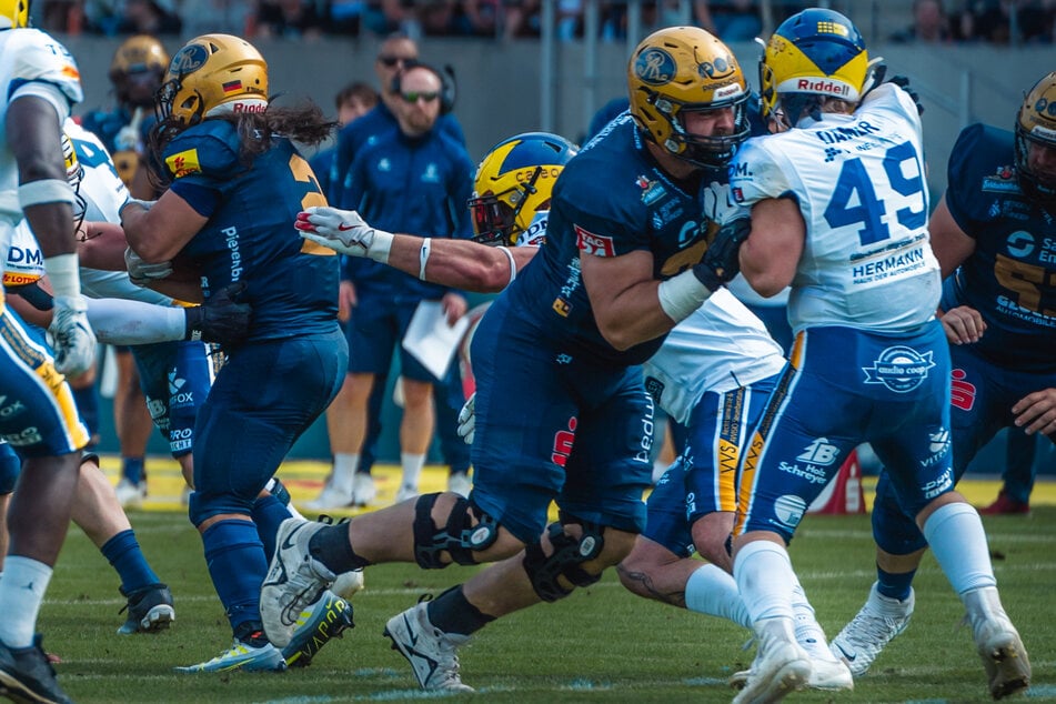 Aaron Wahl (35, 2.v.r.) räumt den Weg frei und beschützt seinen Quarterback.