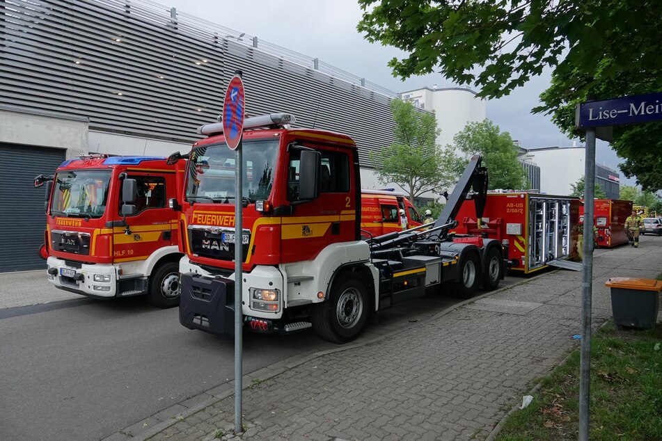 Zur Gefahrgut-Bekämpfung rückte die Feuerwehr mit speziell dafür ausgestatteten Fahrzeugen an.