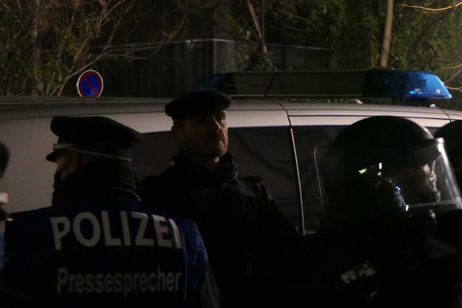 Der "Volkslehrer" wurde von der Polizei aus der Versammlung gezogen und abgeführt.