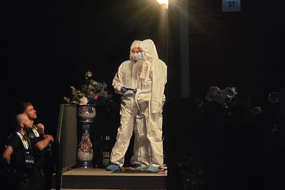 Ein Mann wurde bei einer Auseinandersetzung in Hamburg durch einen anderen Mann am Hals verletzt.