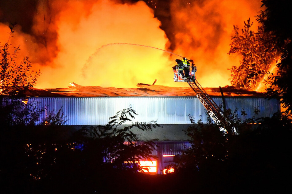Mehrere Explosionen Flammenmeer In Lagerhalle Lost Grosseinsatz Aus 24