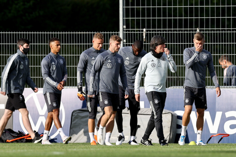 Bundestrainer Joachim Löw (2.v.r.) gibt Anweisungen beim Training der deutschen Fußball-Nationalmannschaft im Stuttgarter ADM Sportpark.