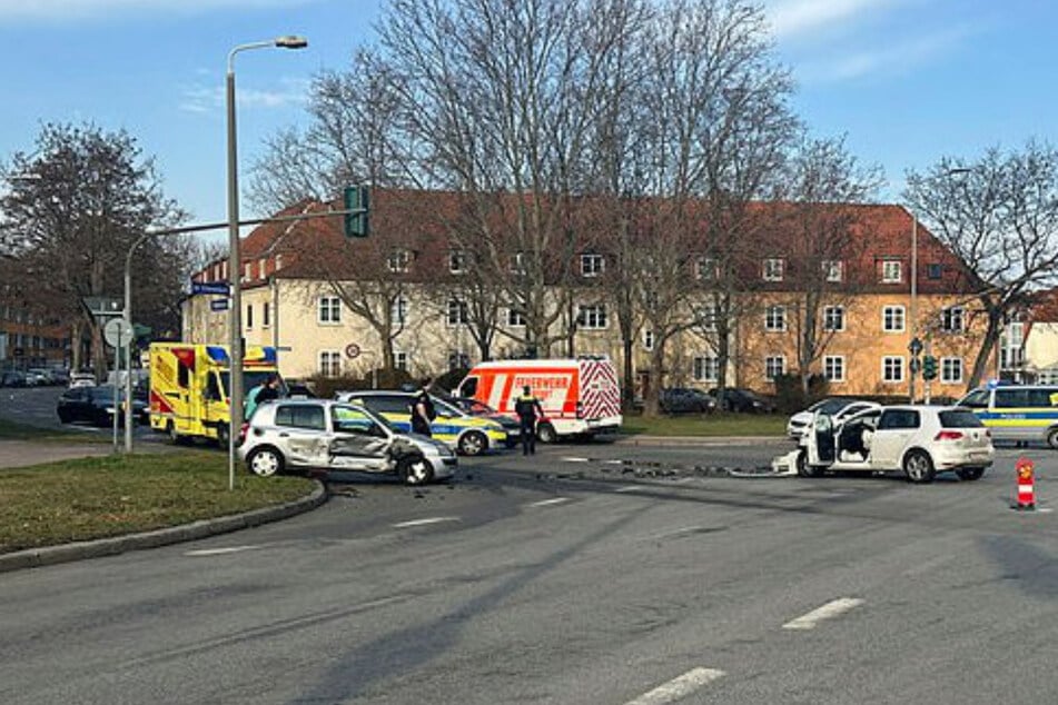 Unter Drogen stehend: VW-Fahrer fährt bei Rot über Ampel und baut schweren Unfall