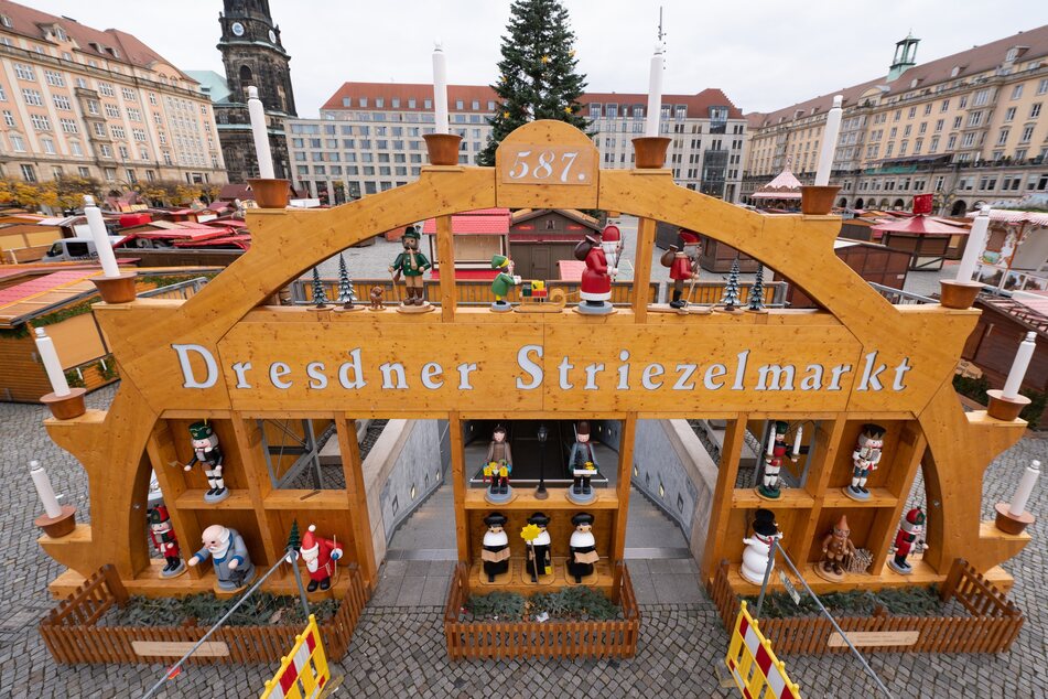 Die Vorbereitungen für den Dresdner Striezelmarkt laufen bereits..