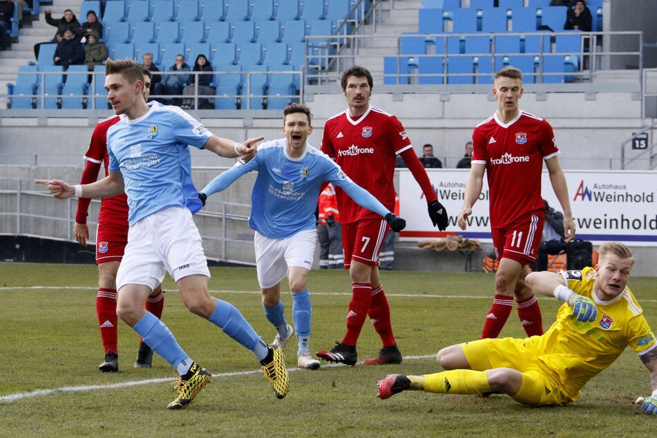 Sören Reddemann (l.) dreht jubelnd ab und wird gleich von Matti Langer eingefangen.