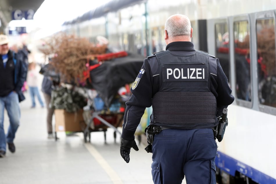 Polizisten sprachen auf dem Magdeburger Hauptbahnhof einen 21-Jährigen an, weil er verbotenerweise geraucht hatte. Dann eskalierte die Situation. (Symbolbild)