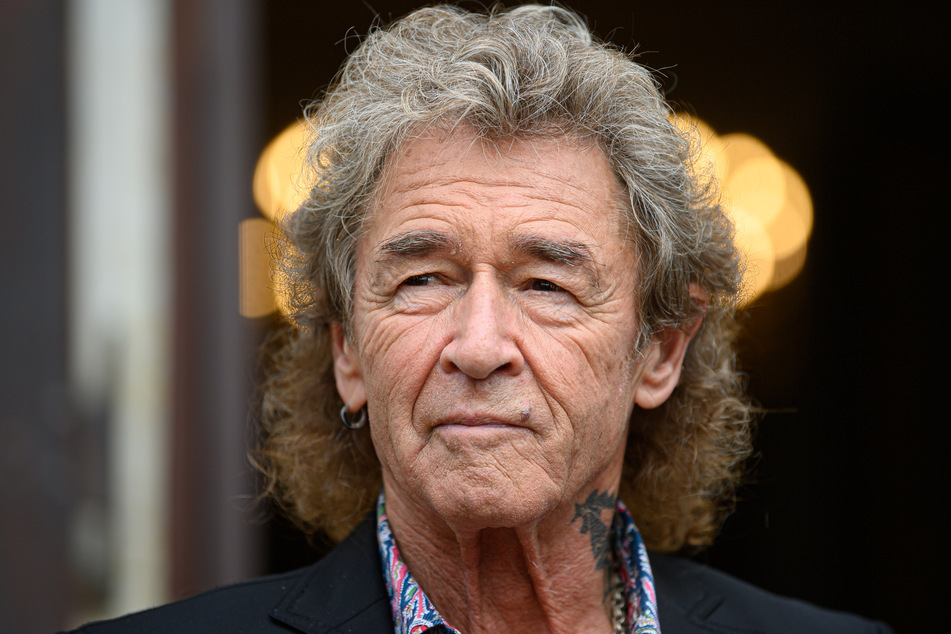 Rocksänger Peter Maffay steht nach der Verleihung des 24. Erich-Kästner-Preises des Presseclubs Dresden im Garten im Schloss Albrechtsberg.
