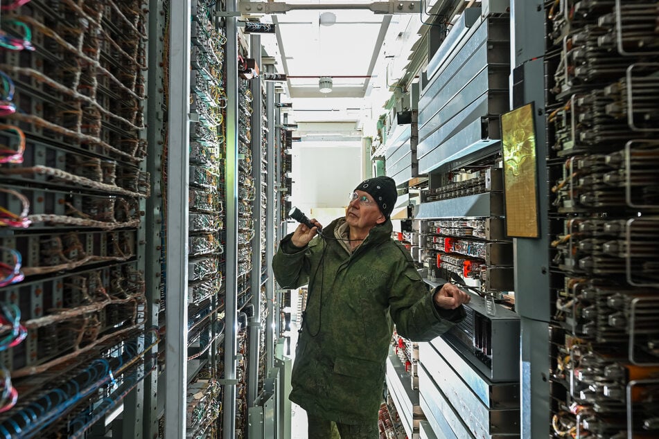 Bei der Führung in der unterirdischen Anlage ist auch der Schaltraum für die Telekommunikation zu sehen.