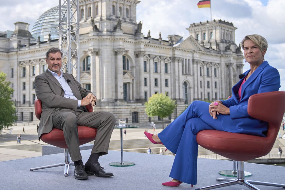 Der bayrische Ministerpräsident nimmt mit Anna Engelke für das jährlichen "Sommerinterview" mit der ARD vor dem Reichstagsgebäude in Berlin Platz.