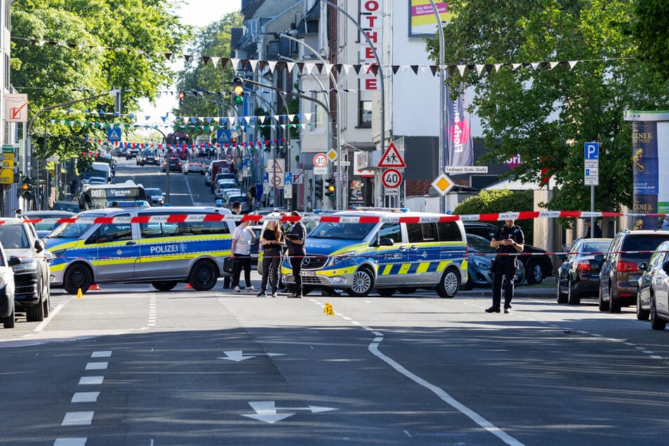 Die Polizei hat den Tatort an der Aachener Straße großräumig abgesperrt.