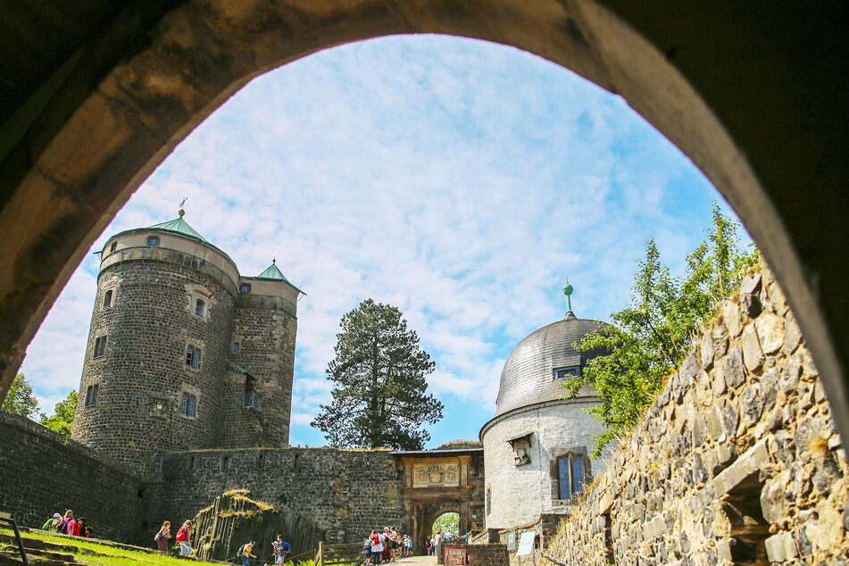 Auf Burg Stolpen steht der tiefste in Naturstein belassene Basaltbrunnen der Welt.