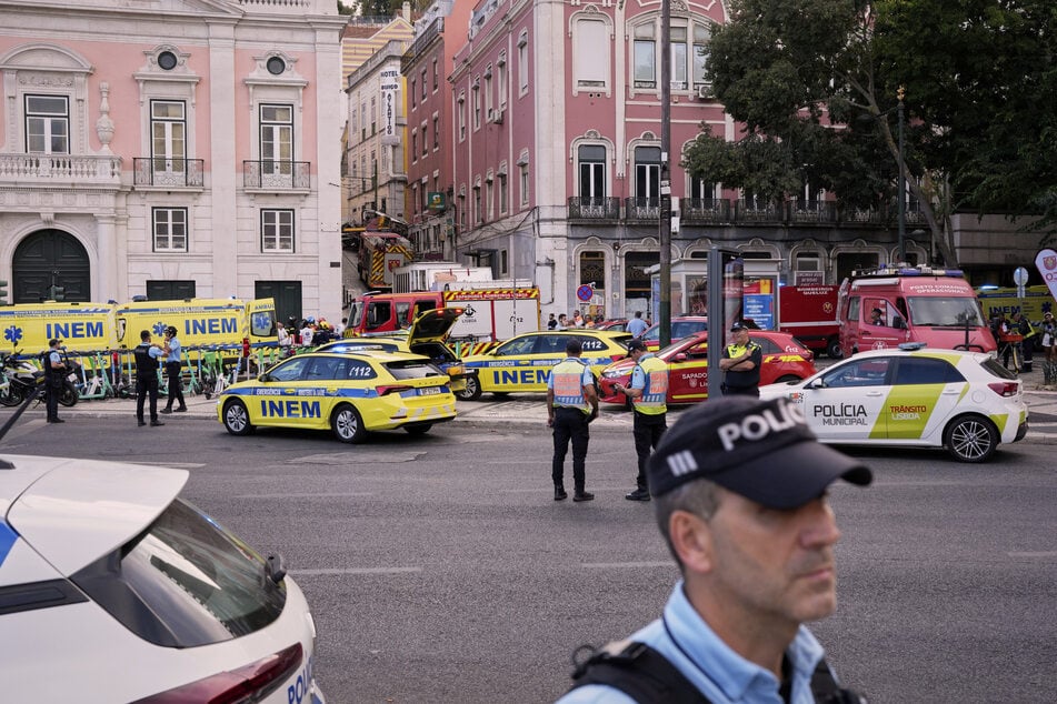 Der Unfall des auch bei Touristen beliebten "Elevador da Gloria" habe sich am Mittwochabend aus noch unbekannter Ursache ereignet, berichteten lokale Medien.