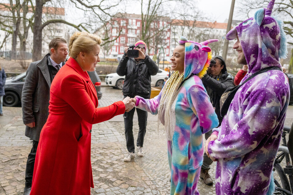 Franziska Giffey (44, SPD begrüßt vor ihrem Wahllokal in Berlin-Friedrichshain zwei Wähler in Einhorn-Kostümen.