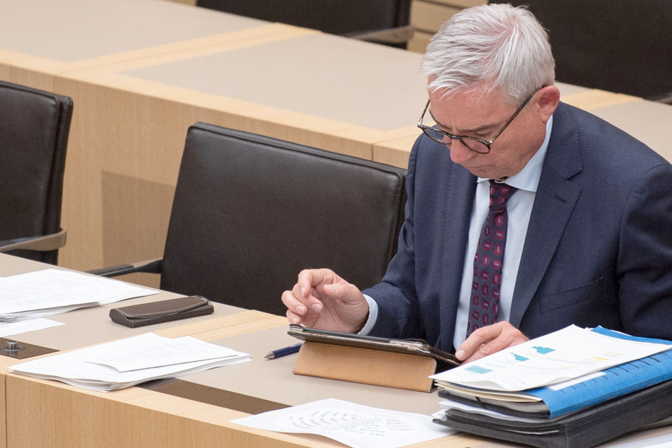 Thomas Strobl (60, CDU), stellvertretender Ministerpräsident von Baden-Württemberg, sitzt auf der Ministerbank.