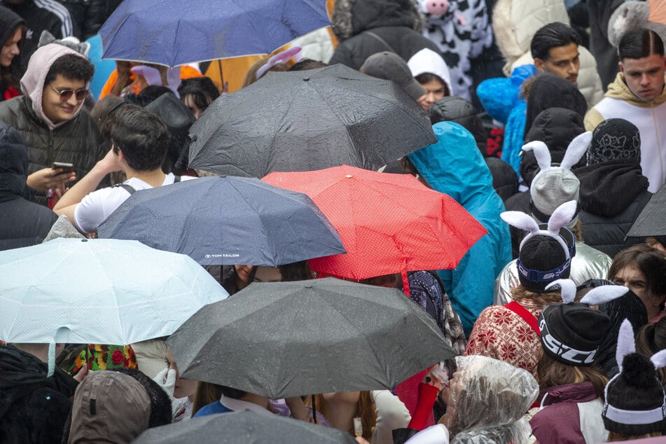 Wer für Weiberfastnacht kein wetterfestes Kostüm eingeplant hat und sich am Regen stört, sollte seinen Schirm nicht vergessen: Am Donnerstag wird's in Köln nass! (Archivbild)