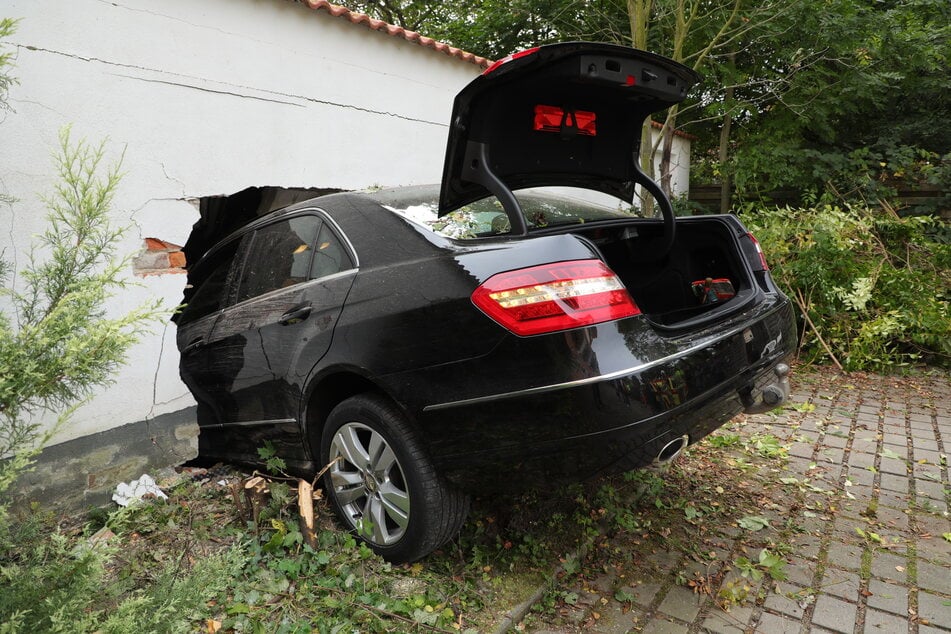 Der Mercedes krachte vorwärts in die Wand, im Auto wurden die Airbags ausgelöst.
