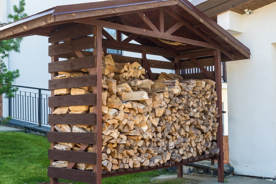 Holzscheite kann man zum Trocknen in verschiedenen Vorrichtungen lagern.