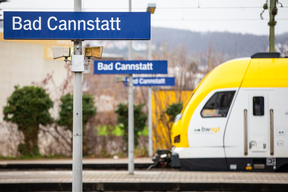 Ein Regionalzug steht im Bahnhof in Stuttgart-Bad Cannstatt. Am Freitag kommt es zu Strecken-Sperrungen in der ganzen Stadt.
