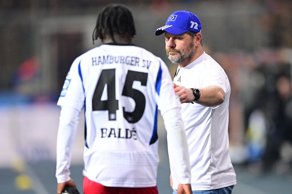 HSV-Trainer Steffen Baumgart (52, r) entschuldigte sich bei Fabio Baldé (19) für dessen Auswechslung.