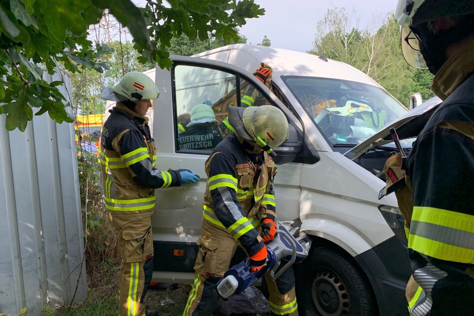 Die Beifahrertür des Transporters wurde mit hydraulischem Gerät abgetrennt.