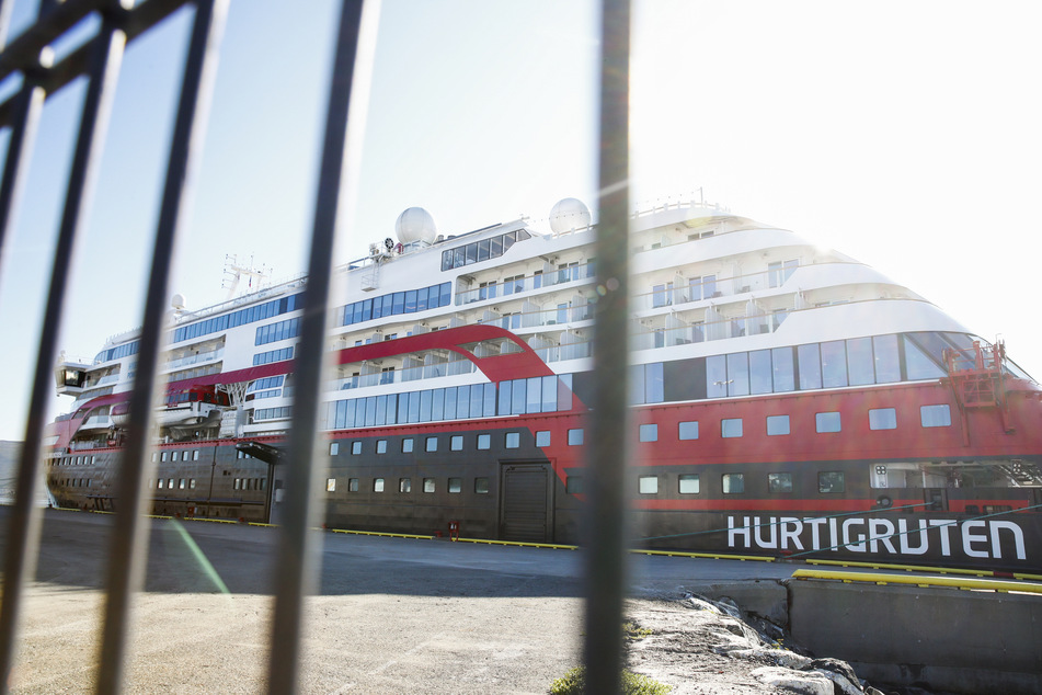 Das Passagierschiff "MS Roald Amundsen" liegt am Kai.