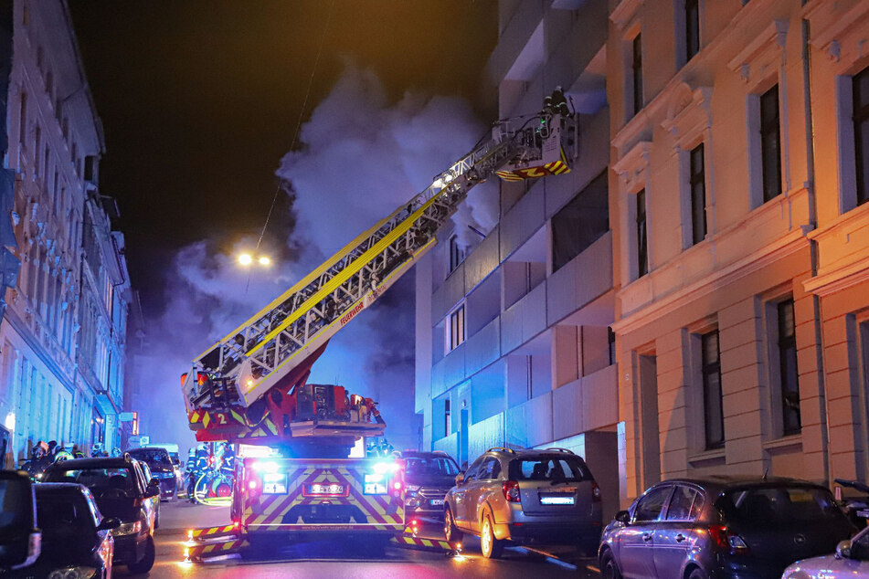 Flammen schlagen meterhoch aus den Fenstern: Fünf Verletzte bei Wohnhausbrand!