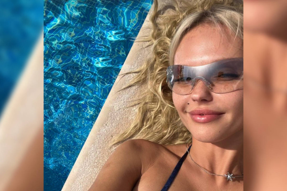 Bonnie Strange grüßt ihre Follower bei Instagram mit einem Selfie am Pool auf Ibiza.