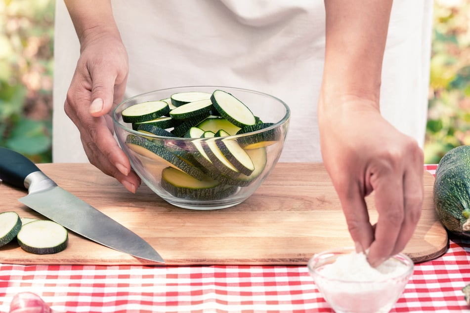 Das Salz dient dazu, überschüssiges Wasser aus der Zucchini zu entfernen.