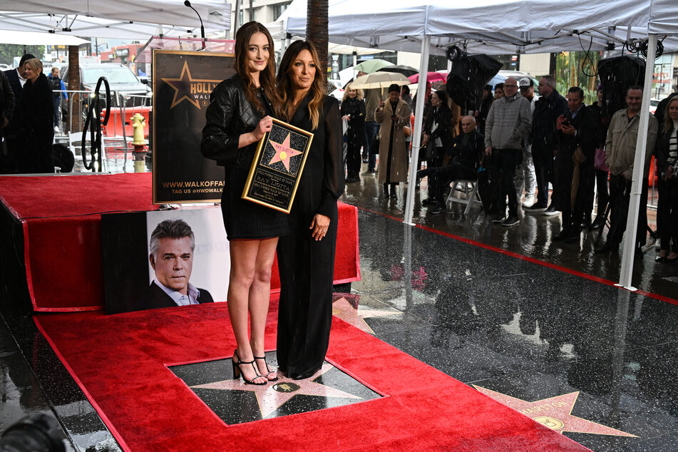 Neun Monate nach seinem überraschenden Tod wurde Ray Liotta (†67) mit einem Stern auf dem Walk Of Fame in Los Angeles ausgezeichnet. Auf dem Foto: seine Verlobte Jacy Nittolo (r.) und seine Tochter Karasen Liotta (24).