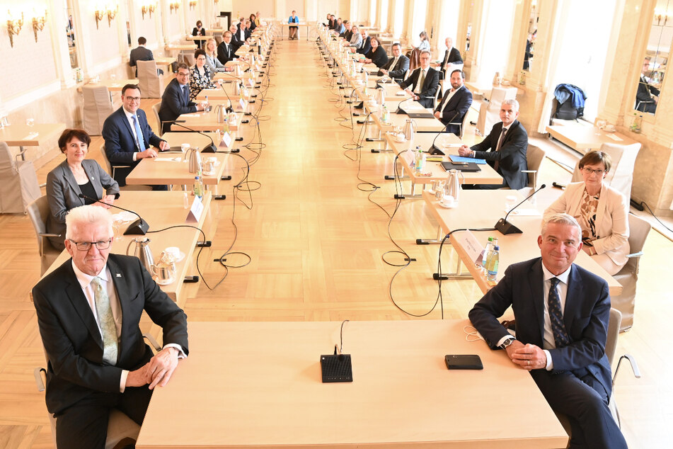 Stuttgart, 12. Mai: Winfried Kretschmann (Die Grünen, links) und Thomas Strobl (61, CDU, rechts), in der ersten Kabinettsitzung der neuen Regierung.