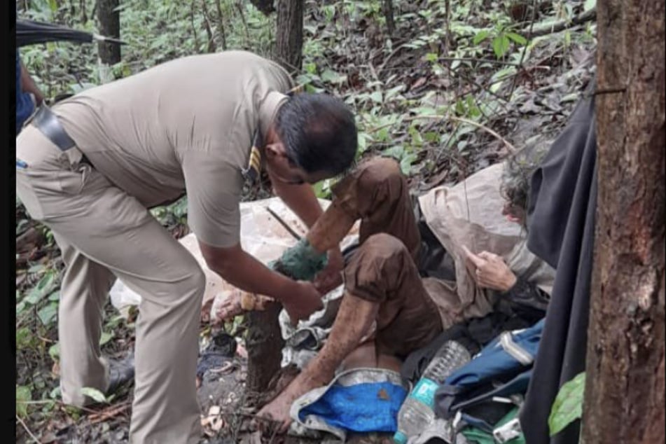 Lalita Kayi (50) hat sich an einen Baum gefesselt.