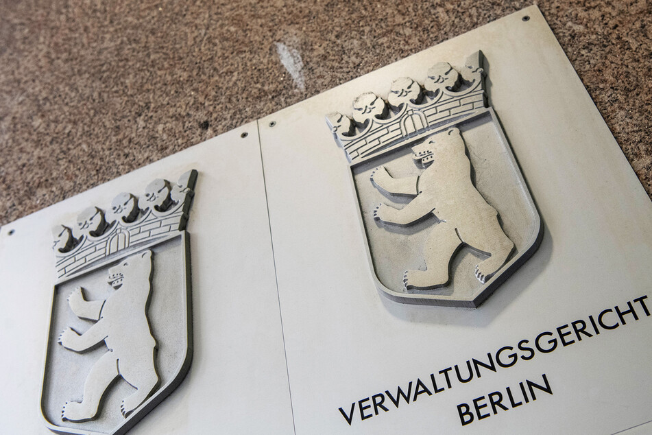 Ein Hinweisschild weist auf das Verwaltungsgericht Berlin hin.