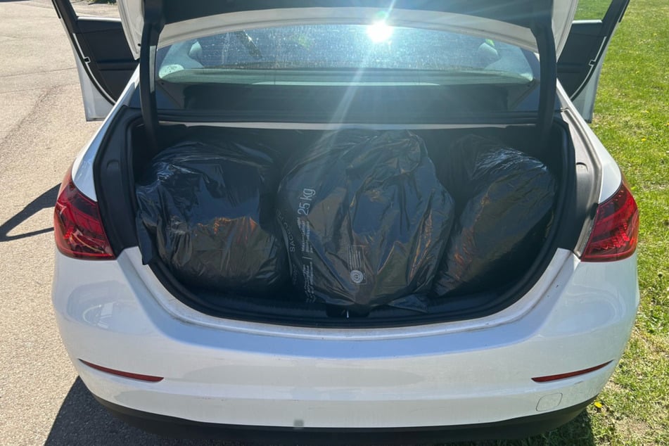 Der Mercedes war vollgestopft mit dunklen Müllsäcken.