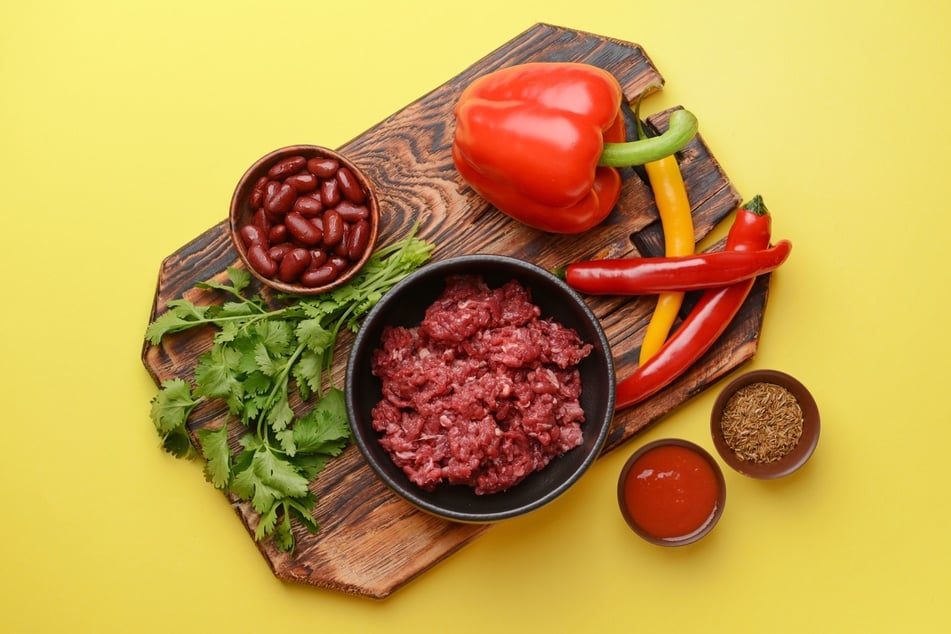 Die Grundzutaten für ein klassisches Chili con Carne sind Fleisch und Chili (-Schoten).