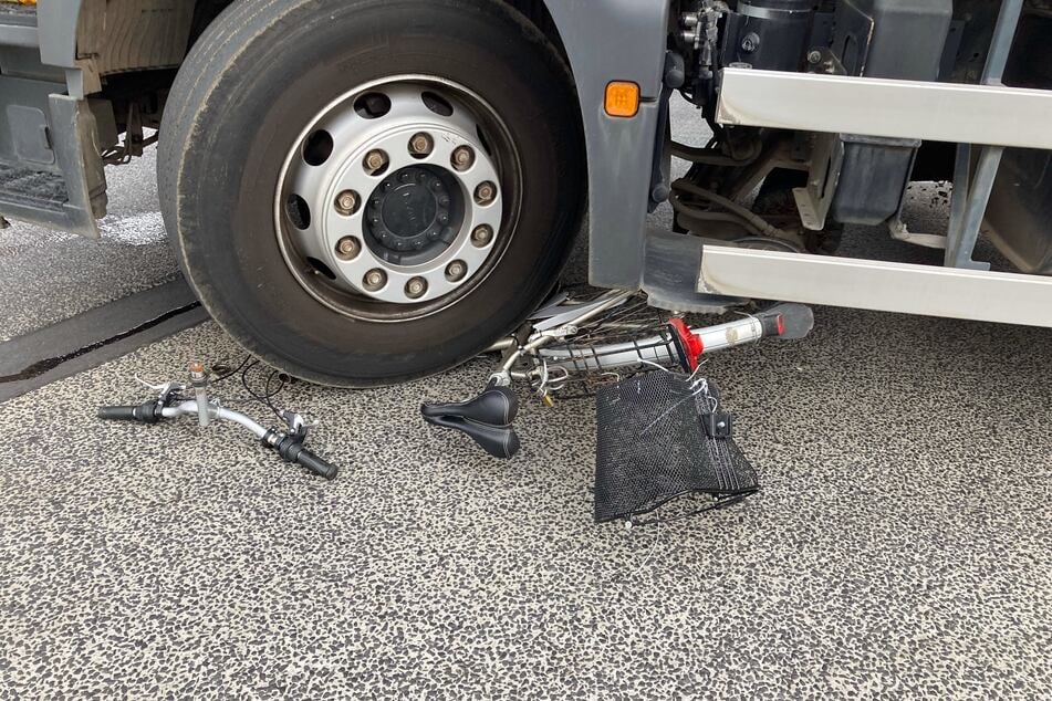 Unfall auf dem Kaiserplatz: Reinigungsfahrzeug überrollt Fahrrad