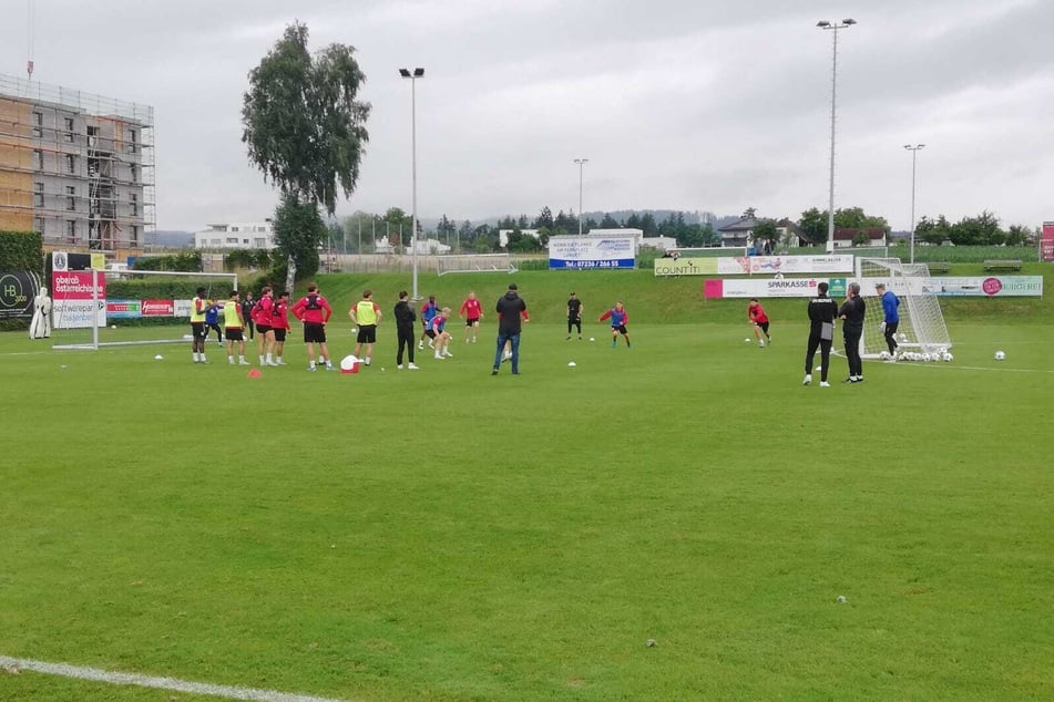 Im Trainingsspiel auf kleinem Feld ging es heiß und lautstark zu.